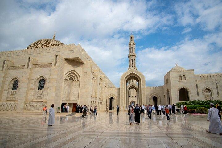 Muscat Essentials: Half-Day Sightseeing with Audio Guiding