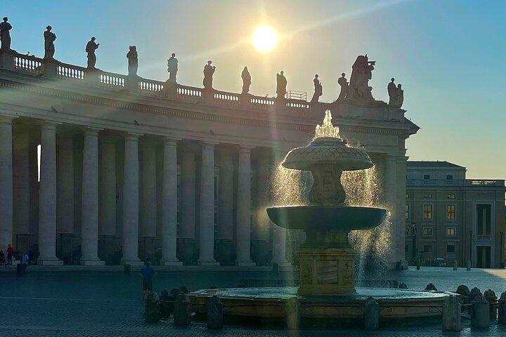 Tour privado por la mañana a la cúpula de San Pedro, la basílica y las grutas de Roma