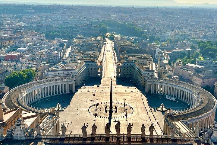 Tour privado por la mañana a la cúpula de San Pedro, la basílica y las grutas de Roma