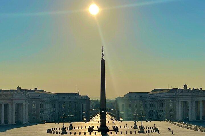 Tour privado por la mañana a la cúpula de San Pedro, la basílica y las grutas de Roma