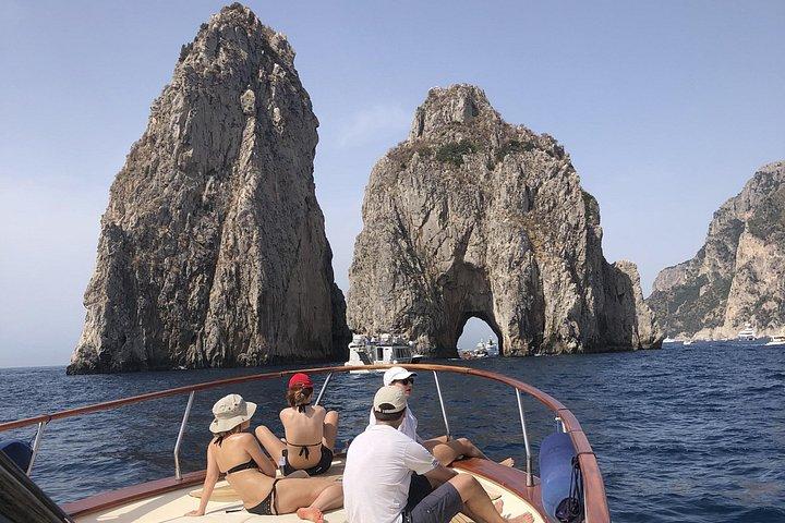 ソレント発プライベートカプリ島1日クルーズ