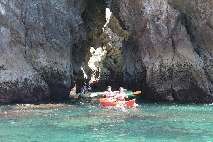 Kayak tour from Sesimbra to Ribeira do Cavalo Beach, passing through the caves
