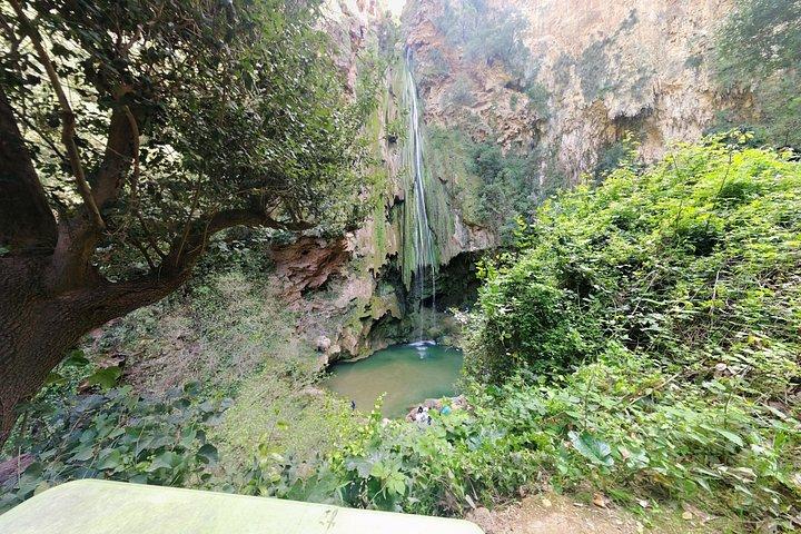 滝とアクショールの神の橋への小旅行