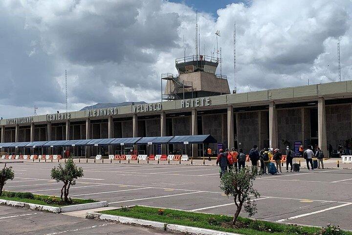 Transfer vom Flughafen Cusco zum Hotel in Cusco (Hin- und Rückfahrt)