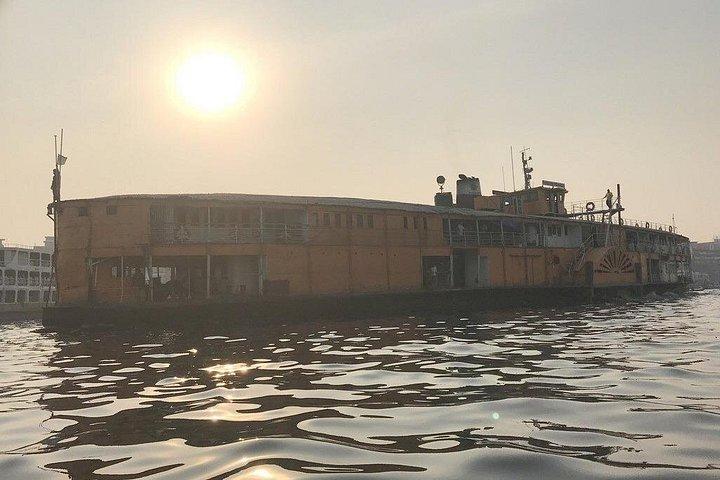魅力的な古いダッカと船の壊れヤードの日帰り旅行