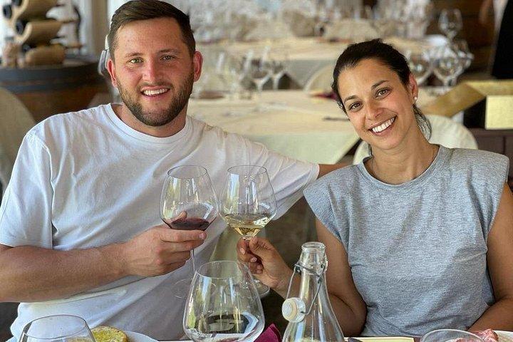 サン・ジミニャーノ発：トスカーナ・ベスパツアー、ランチ＆ワインテイスティング