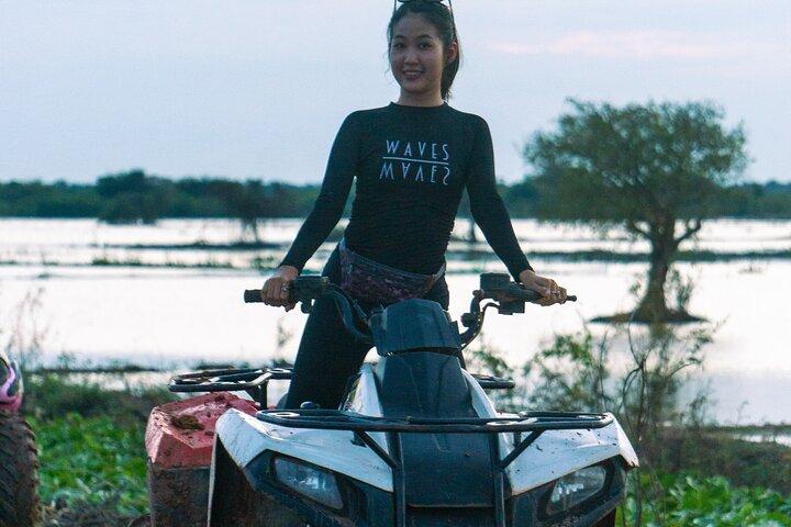 クワッド バイクに乗って田園地帯を探索