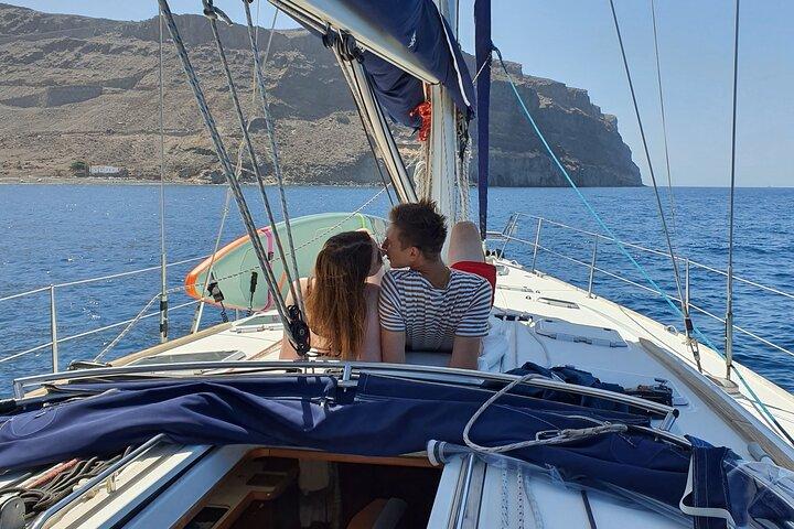 Tour privato di 3 ore in barca a vela e snorkeling con cibo e bevande