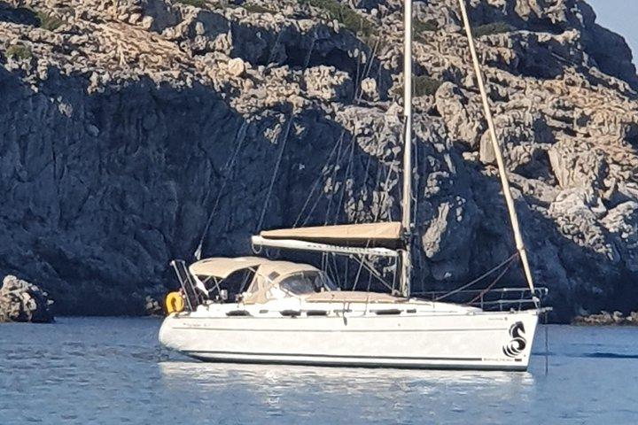 アンソニー・クイン・ベイとカリテア・テルメスへのプライベートセーリング旅行。