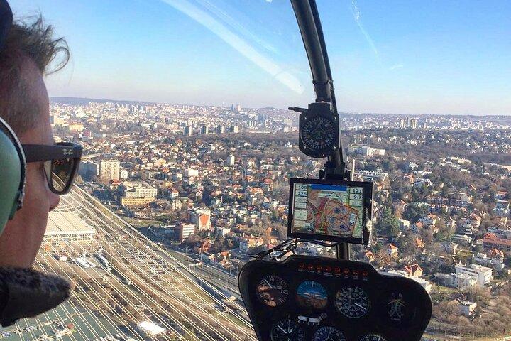 Helicóptero voando sobre Belgrado