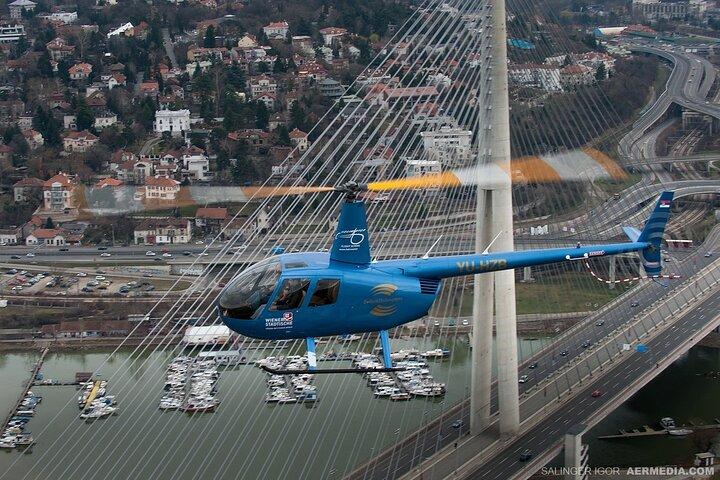 Helicóptero voando sobre Belgrado