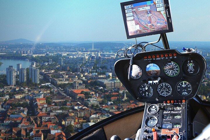 Helicóptero voando sobre Belgrado