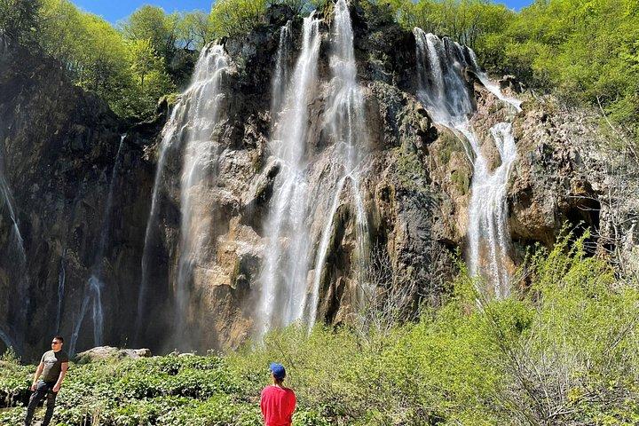 私設の日帰り旅行：ザグレブからの素晴らしいPlitvice湖とラストケ