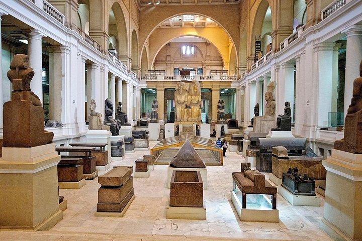ギザのピラミッド、カイロ タワー、エジプト考古学博物館へのプライベート ガイド付き 8 時間ツアー