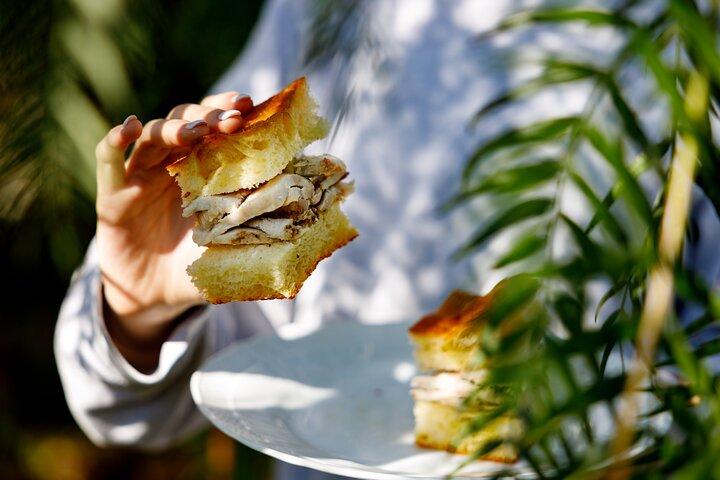 ローマ発：歴史あるワイナリーでプライベートワインテイスティング＆ランチ（1712年）