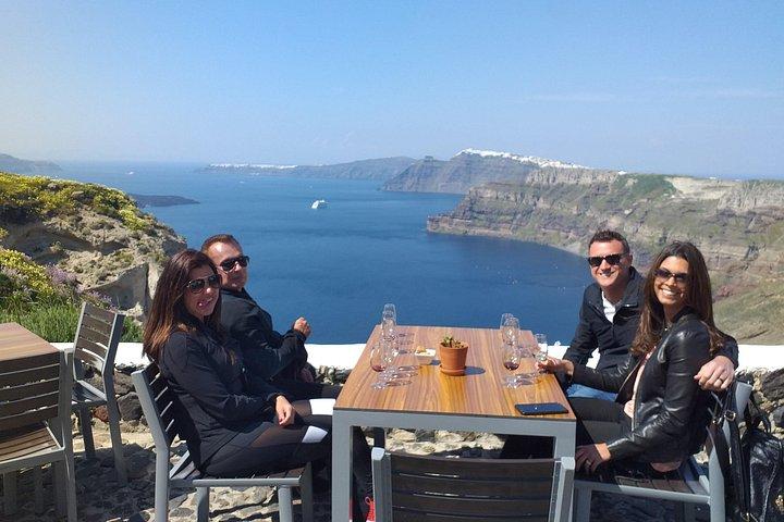 Santorini Weintour : Gemeinsame Verkostung in 3 Weingütern