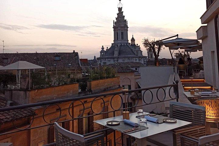 ナイトフードツアーによるローマの屋上夕食、カクテル＆ガイド付き観光