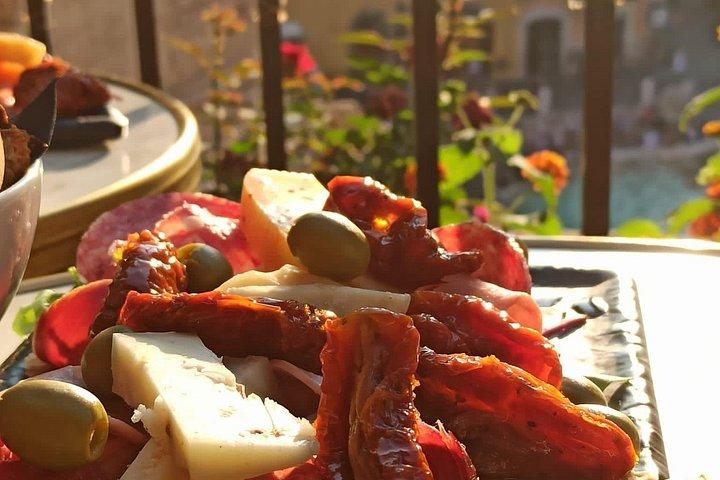 ナイトフードツアーによるローマの屋上夕食、カクテル＆ガイド付き観光