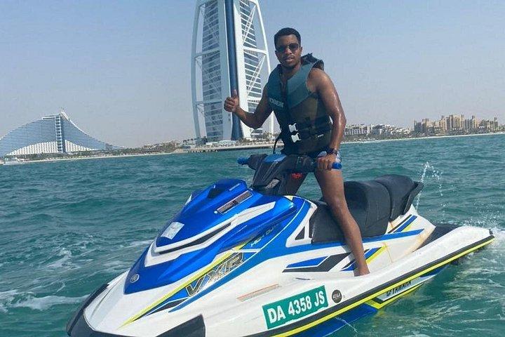 ジュメイラでの30分間のプライベートジェットスキー