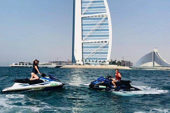 ジュメイラでの30分間のプライベートジェットスキー