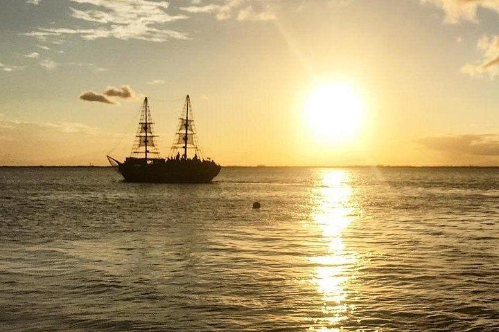 Romantic Sunset Dinner Cruise in Cancun with Open Bar