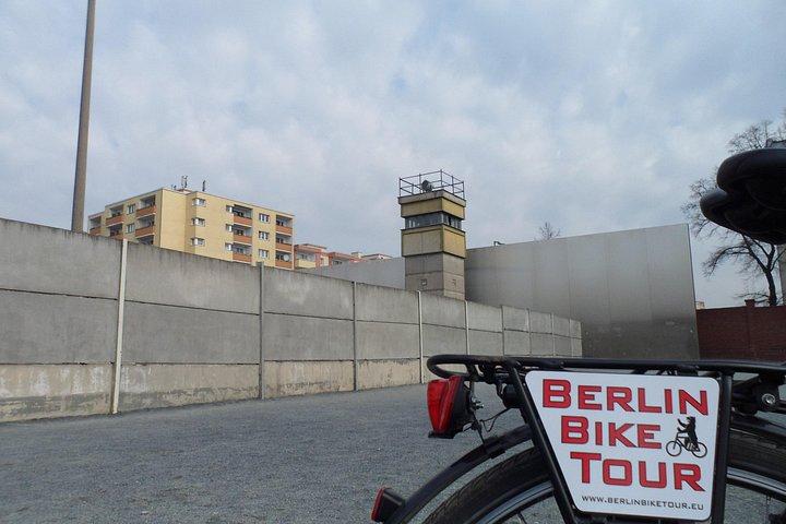 Liten grupp Berlinmurens cykeltur