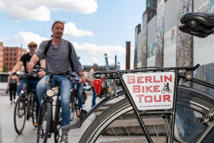 Liten grupp Berlinmurens cykeltur