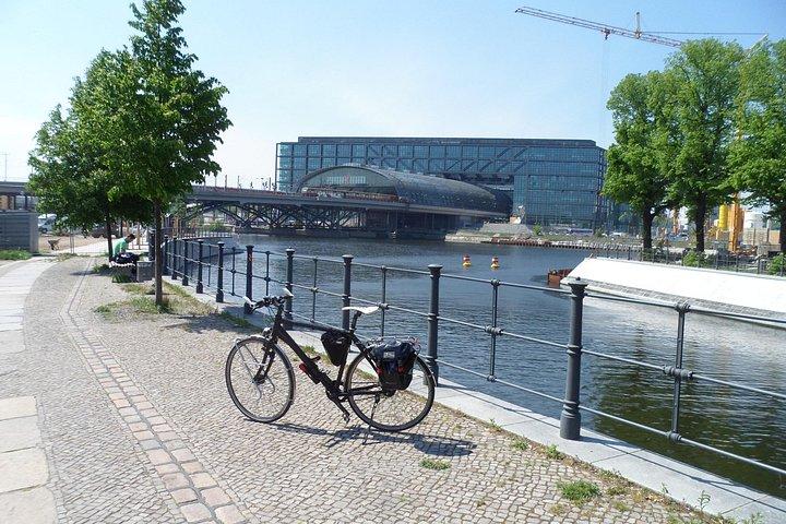 Liten grupp Berlinmurens cykeltur