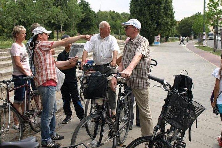 Liten grupp Berlinmurens cykeltur