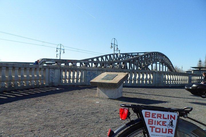 Liten grupp Berlinmurens cykeltur