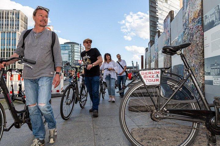Liten grupp Berlinmurens cykeltur