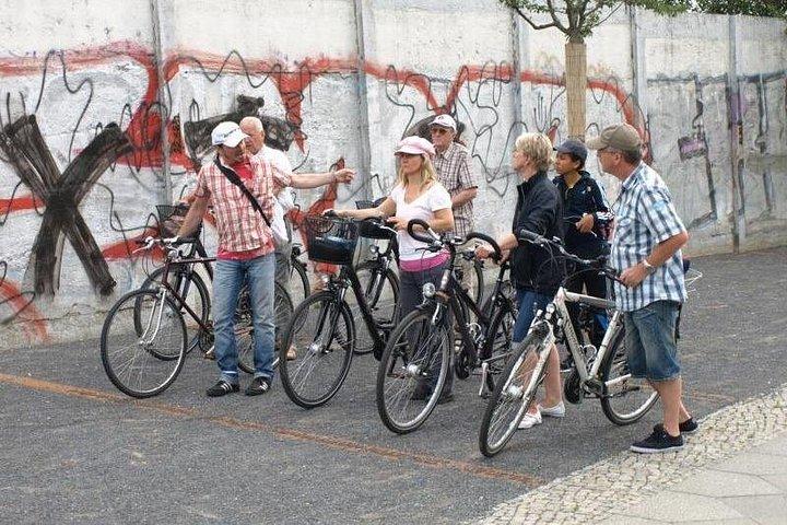 Liten grupp Berlinmurens cykeltur