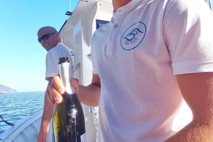 Excursão privada de meio dia em Cinque Terre com um Gozzo tradicional