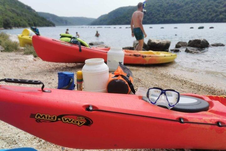 クロアチアのフィヨルドのリム湾海でのカヤック体験