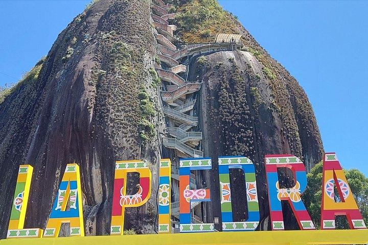 グアタペ ツアー: ピエドラ デル ペニョル (ボート ツアー、朝食、ランチ付き)