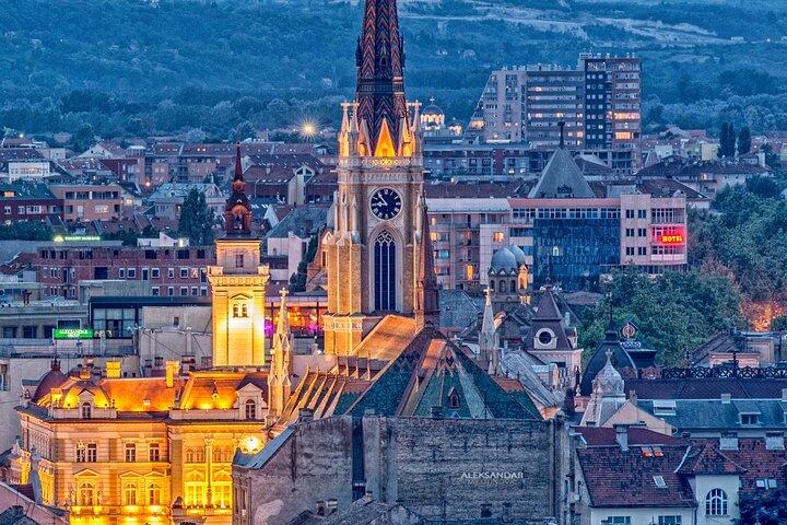 Viagem de dia inteiro saindo de Belgrado: Excursão pela cidade de Novi Sad (vinícola, castelo, igreja)