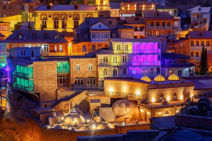 Tiflis:Abends Wanderung & Talking Tour mit Wein & Bootsfahrt