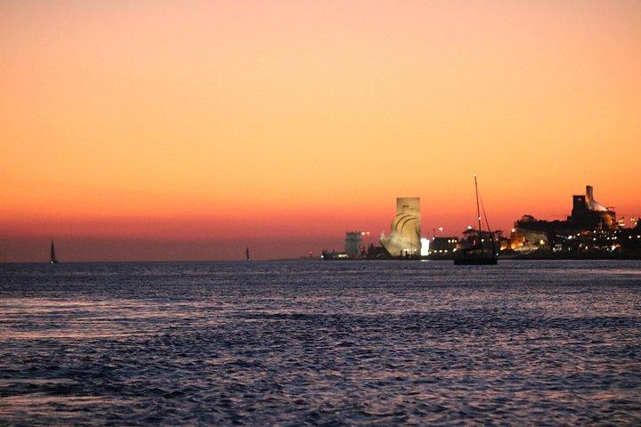 テージョ川での夕日クルーズ