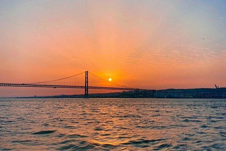 テージョ川での夕日クルーズ