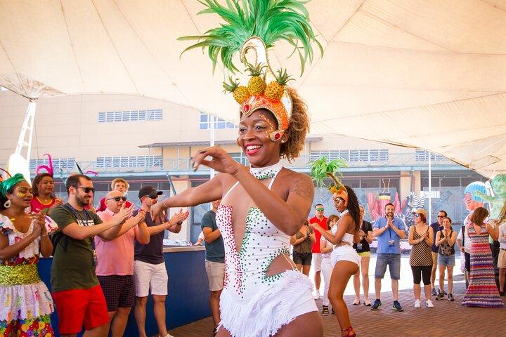 Tour de fiesta de carnaval y clase de samba en Río con traslado