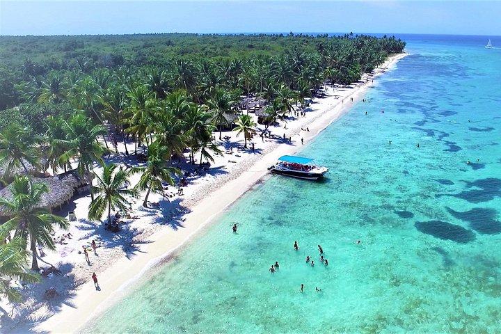 カタマランとスピードボートによるサオナ島への 1 日ツアー