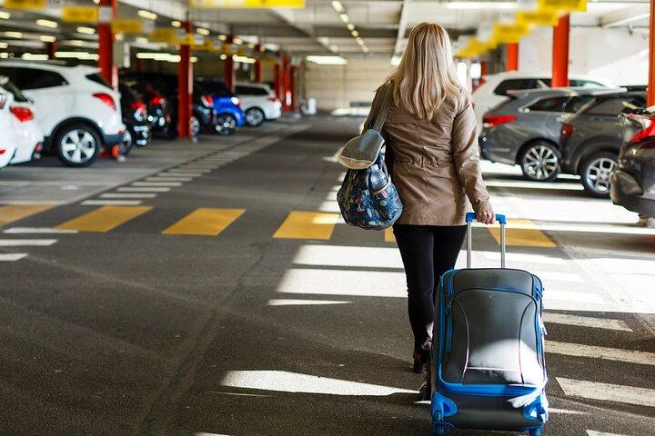 Ankunfts- oder Abreisetransfer am Flughafen Kairo im privaten Van