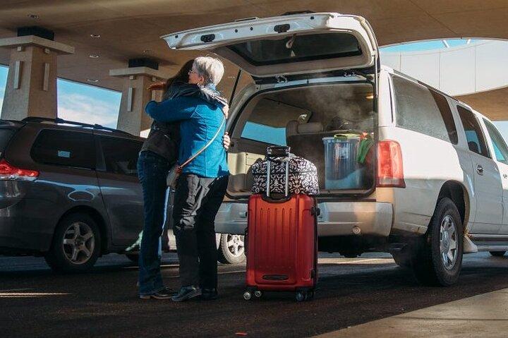 Ankunfts- oder Abreisetransfer am Flughafen Kairo im privaten Van