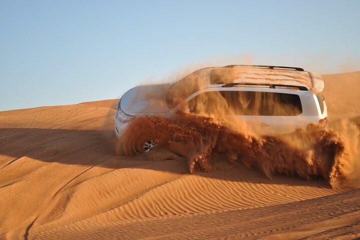 Un'ora in quad al Red Sand Desert Safari con giro in cammello e cena barbecue