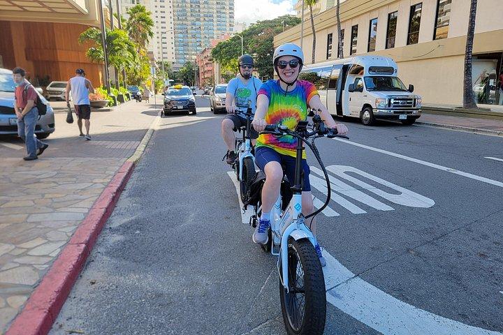 電動自転車とダイヤモンド ヘッドのハイキング ツアー