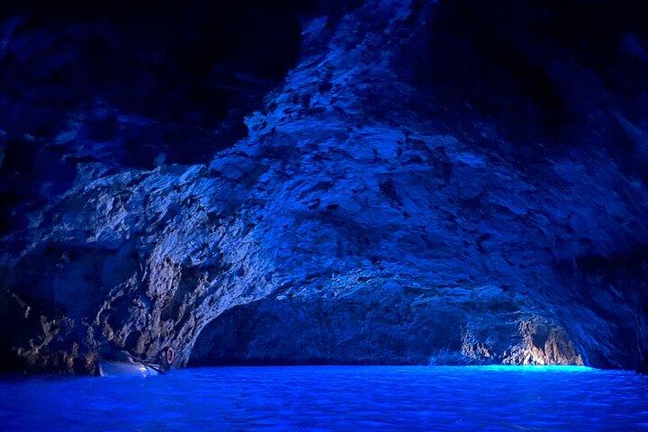 Excursion privée en bateau à Capri : Grotte bleue, Faraglioni, et arrêts de baignade