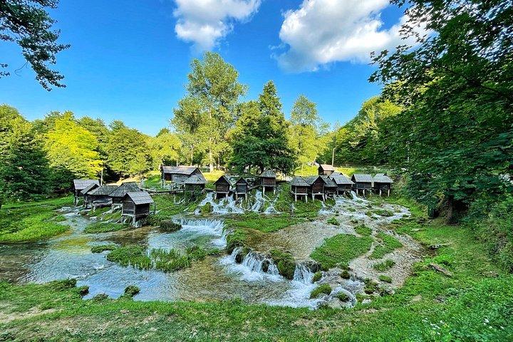 サラエヴォから： トラヴニク、ヤイツェ、プリヴァ湖＆水車ツアー