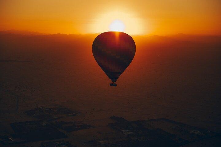ドバイ砂漠での熱気球体験 (送迎付き)