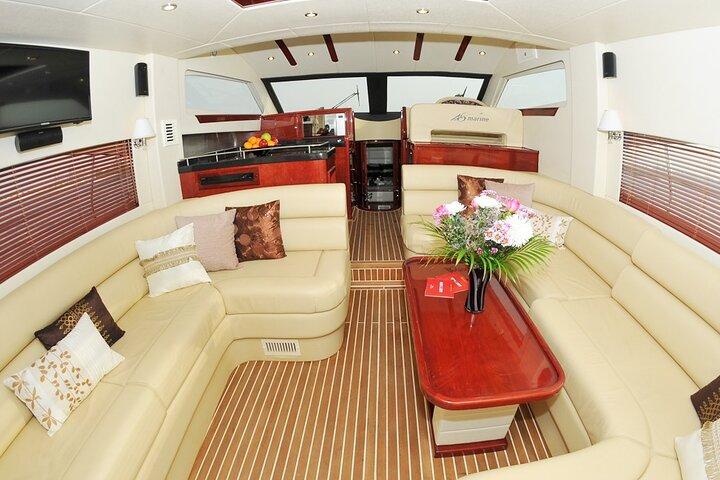 Dubaï Private 3 - Hour Luxury Yacht Charter with Jet Ski Option