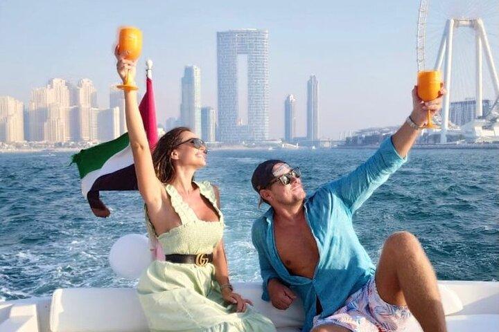 Dubai Private 3-stündige Luxusyachtcharter mit Jetski-Option